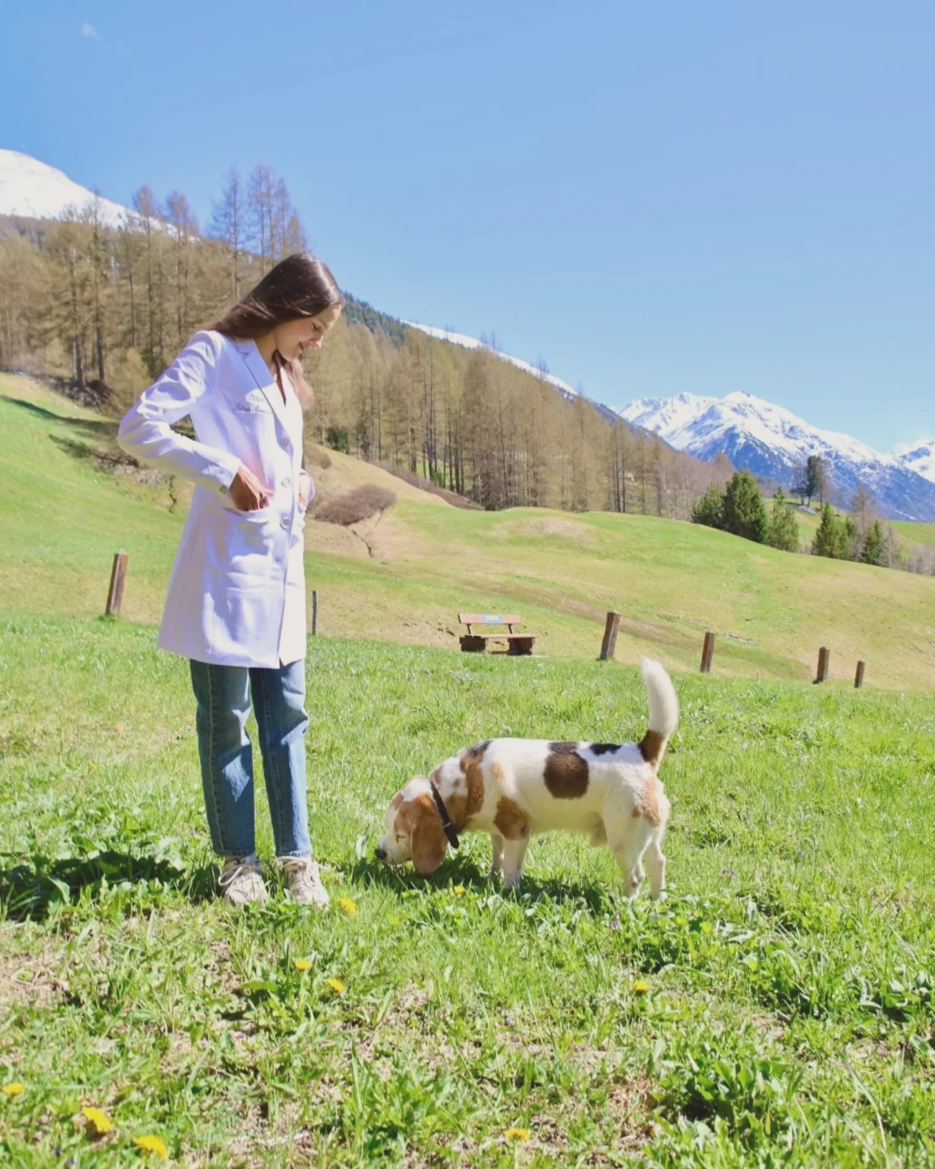Letizia Bormolini in un prato sopra Livigno, con il cane Giotto